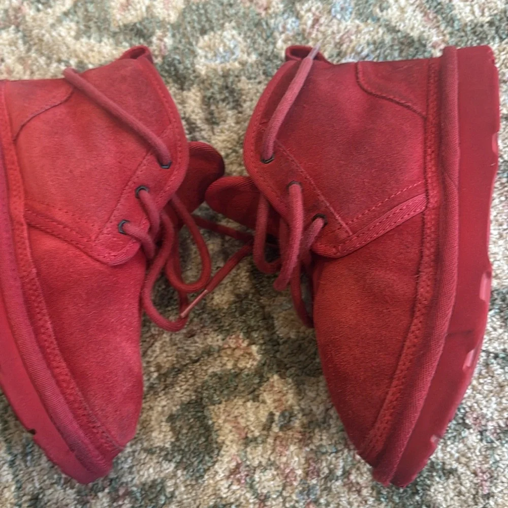 UGG vibrate red